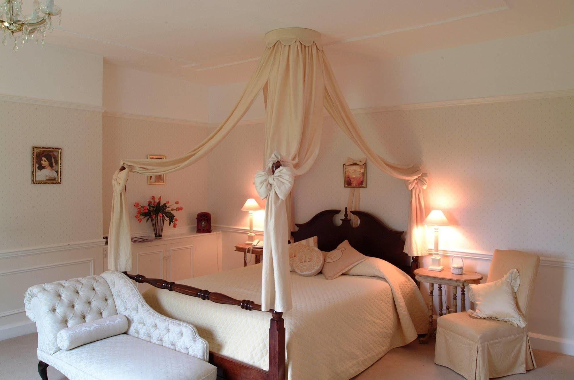 Esseborne Manor Hotel Hurstbourne Tarrant Room photo